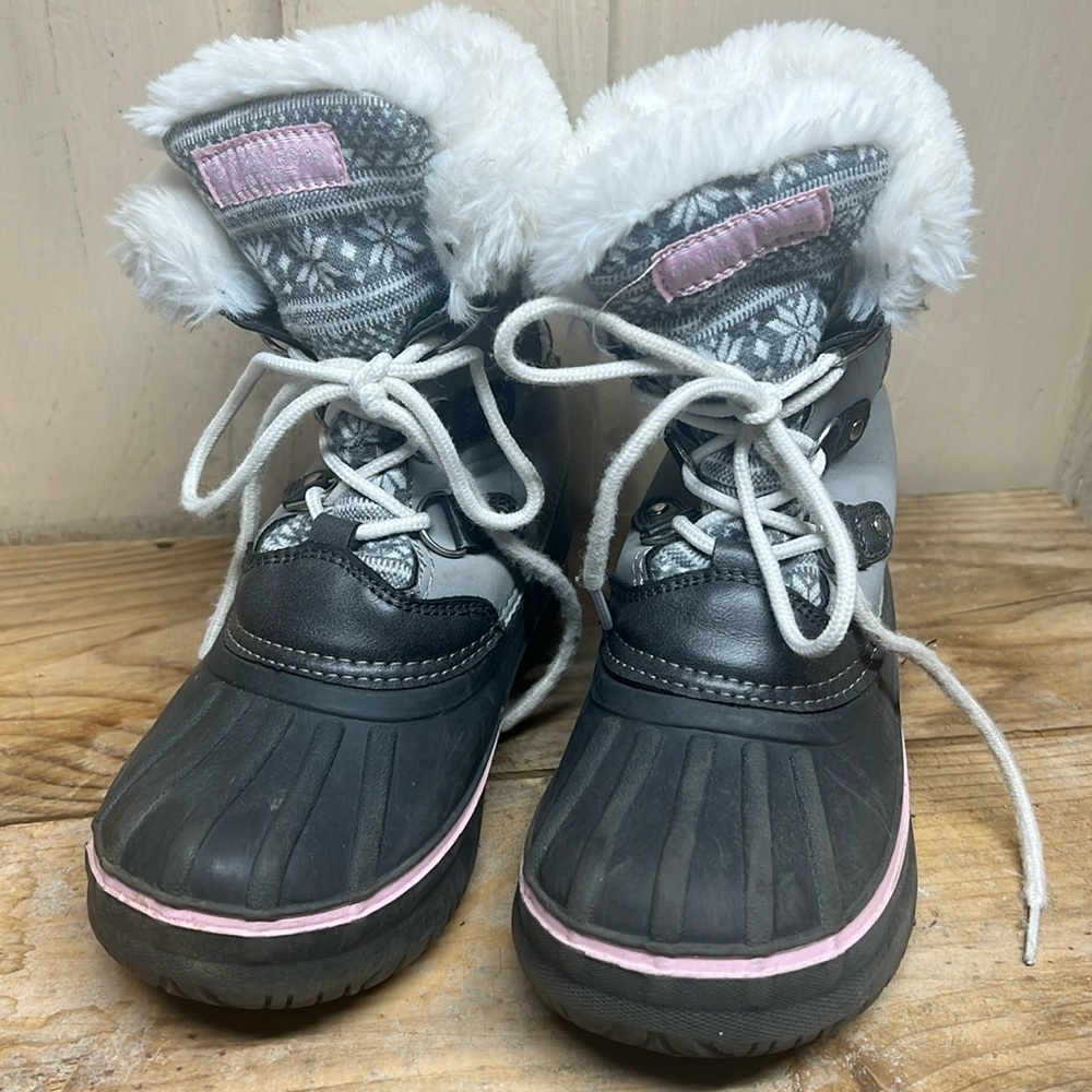 Girls size 2 London Fog winter/snow boots. Very good condition. Gray and pink 1